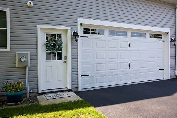 24/7 Emergency Garage Door Panel Replacement experts in Stratford, TX